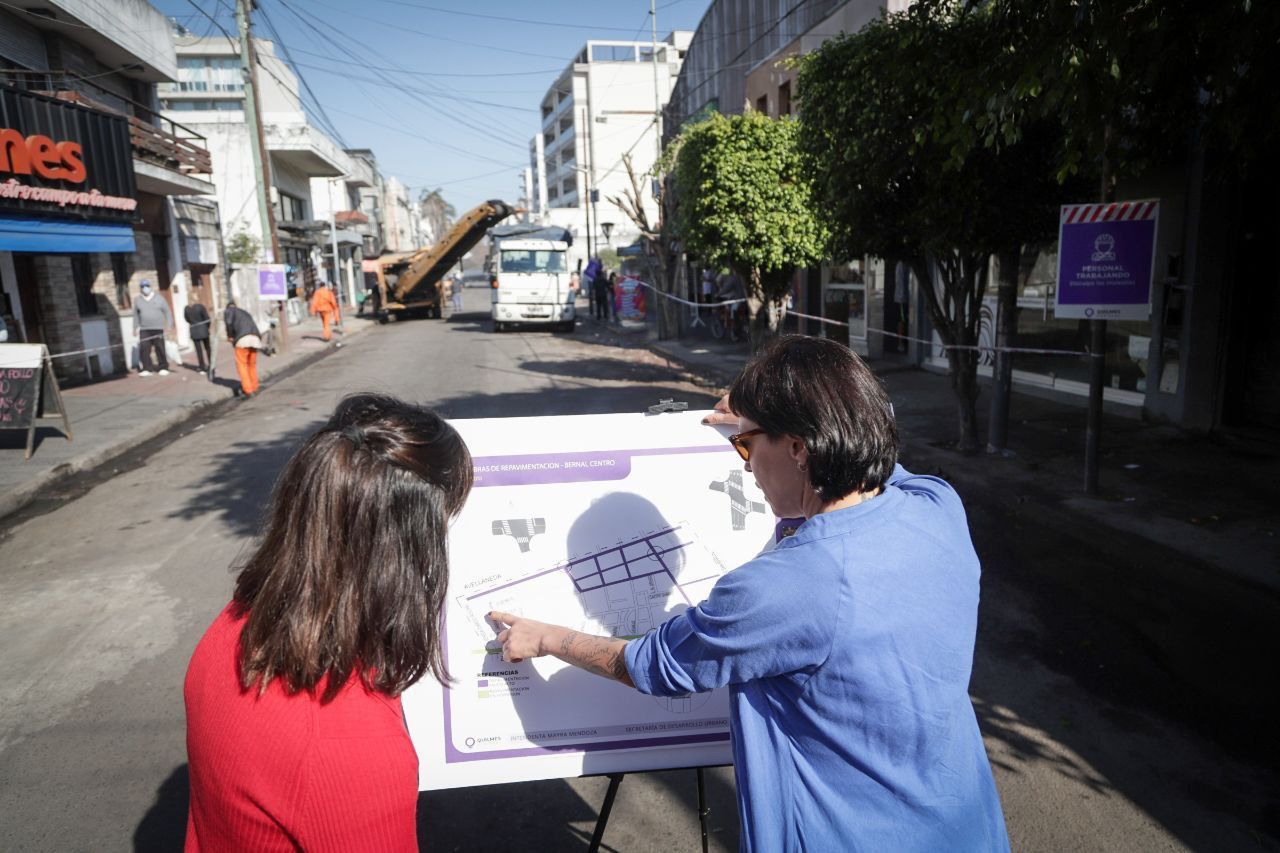MAYRA RECORRIÓ LA OBRA DE REPAVIMENTACIÓN EN BERNAL CENTRO 