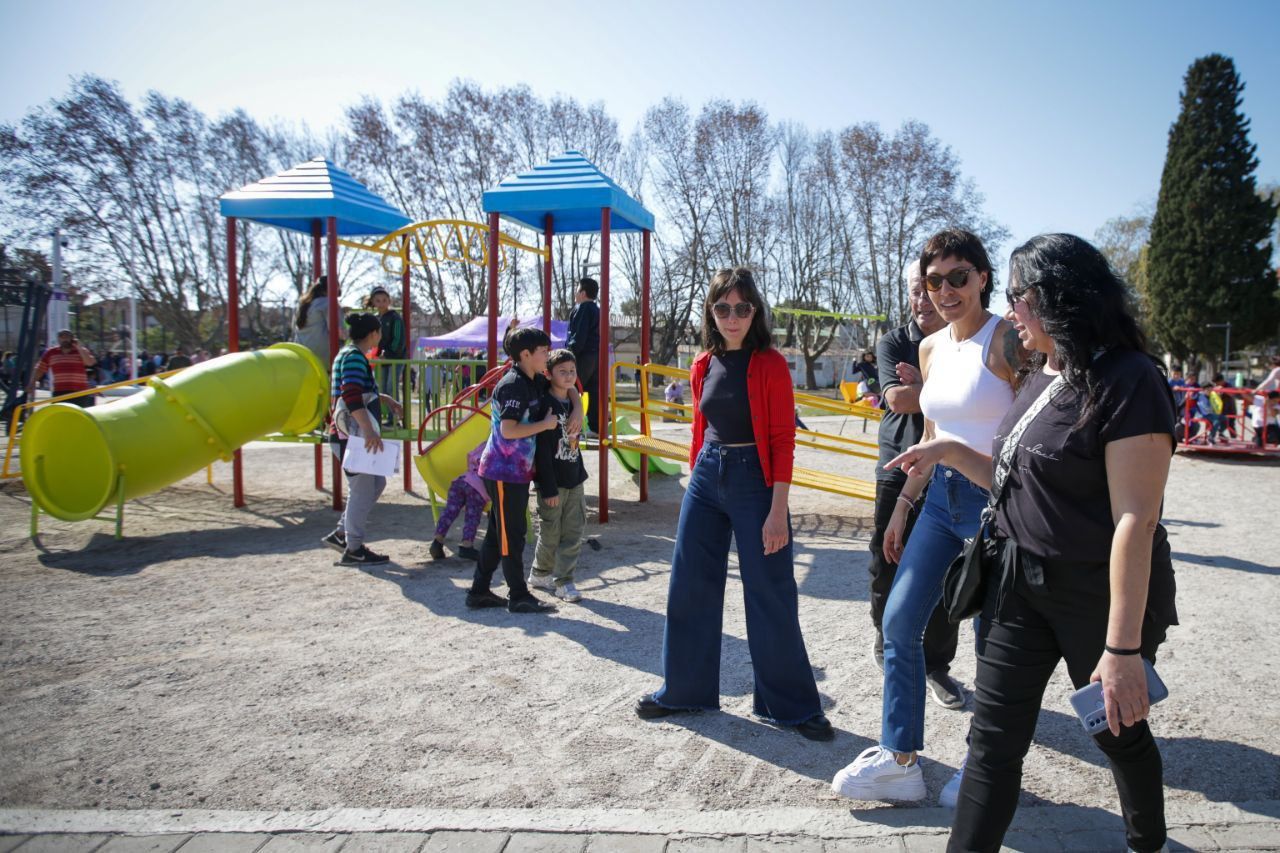 MAYRA RECORRIÓ LA OBRA  DE LA PLAZA “CAMPITO CARLOS MAIER” CON VECINOS