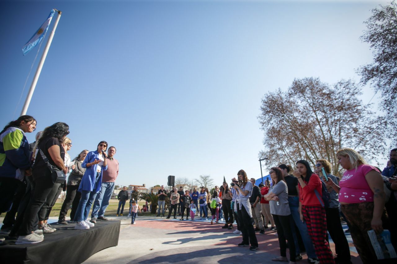 MAYRA RECORRIÓ LA OBRA  DE LA PLAZA “CAMPITO CARLOS MAIER” CON VECINOS
