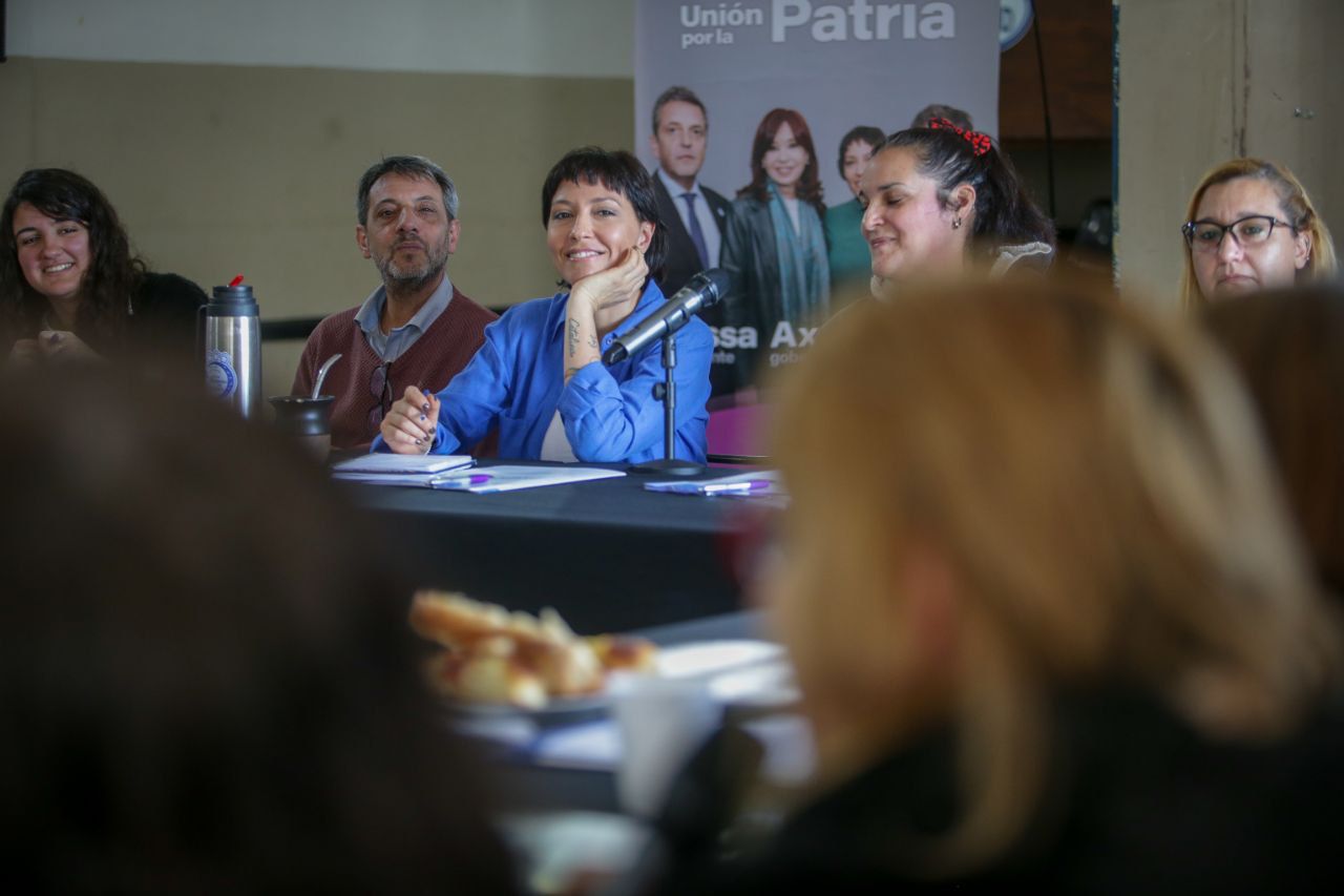 MAYRA RECORRIÓ LA OBRA  DE LA PLAZA “CAMPITO CARLOS MAIER” CON VECINOS