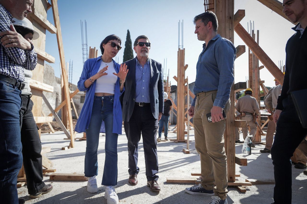     MAYRA Y SILEONI EN EL NUEVO EDIFICIO DE LA ESCUELA ESPECIAL N°505