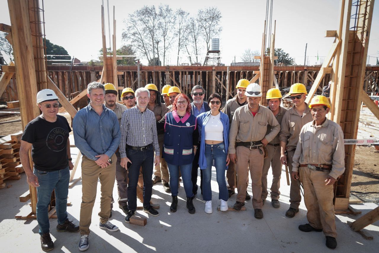     MAYRA Y SILEONI EN EL NUEVO EDIFICIO DE LA ESCUELA ESPECIAL N°505