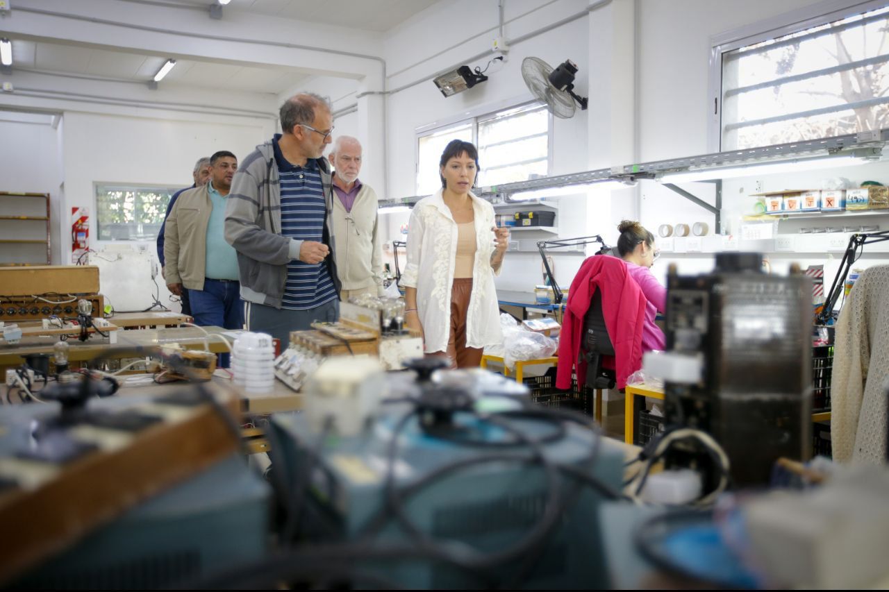 MAYRA VISITÓ LA FÁBRICA QUILMEÑA RBC SITEL SRL