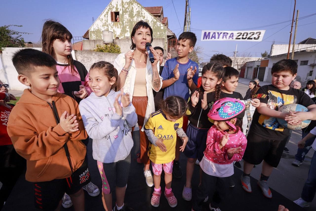   MAYRA RECORRIÓ OBRAS DE PAVIMENTOS Y DIALOGÓ CON  VECINOS DE  SOLANO
