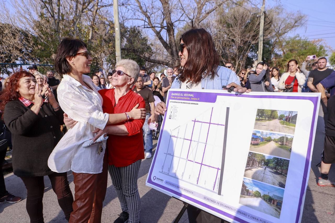    MAYRA RECORRIÓ OBRAS DE PAVIMENTOS Y DIALOGÓ CON  VECINOS DE  SOLANO