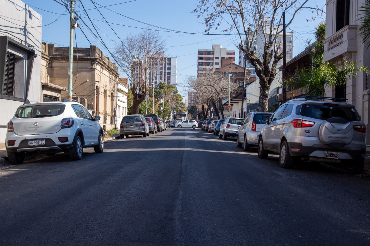 CONTINÚA A BUEN RITMO LA OBRA DE ASFALTOS EN EL CENTRO DE QUILMES