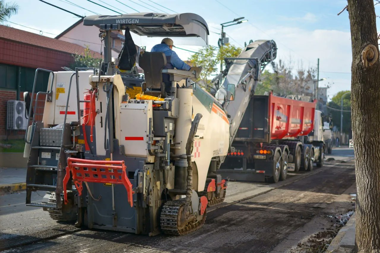 CONTINÚA A BUEN RITMO LA OBRA DE ASFALTOS EN EL CENTRO DE QUILMES