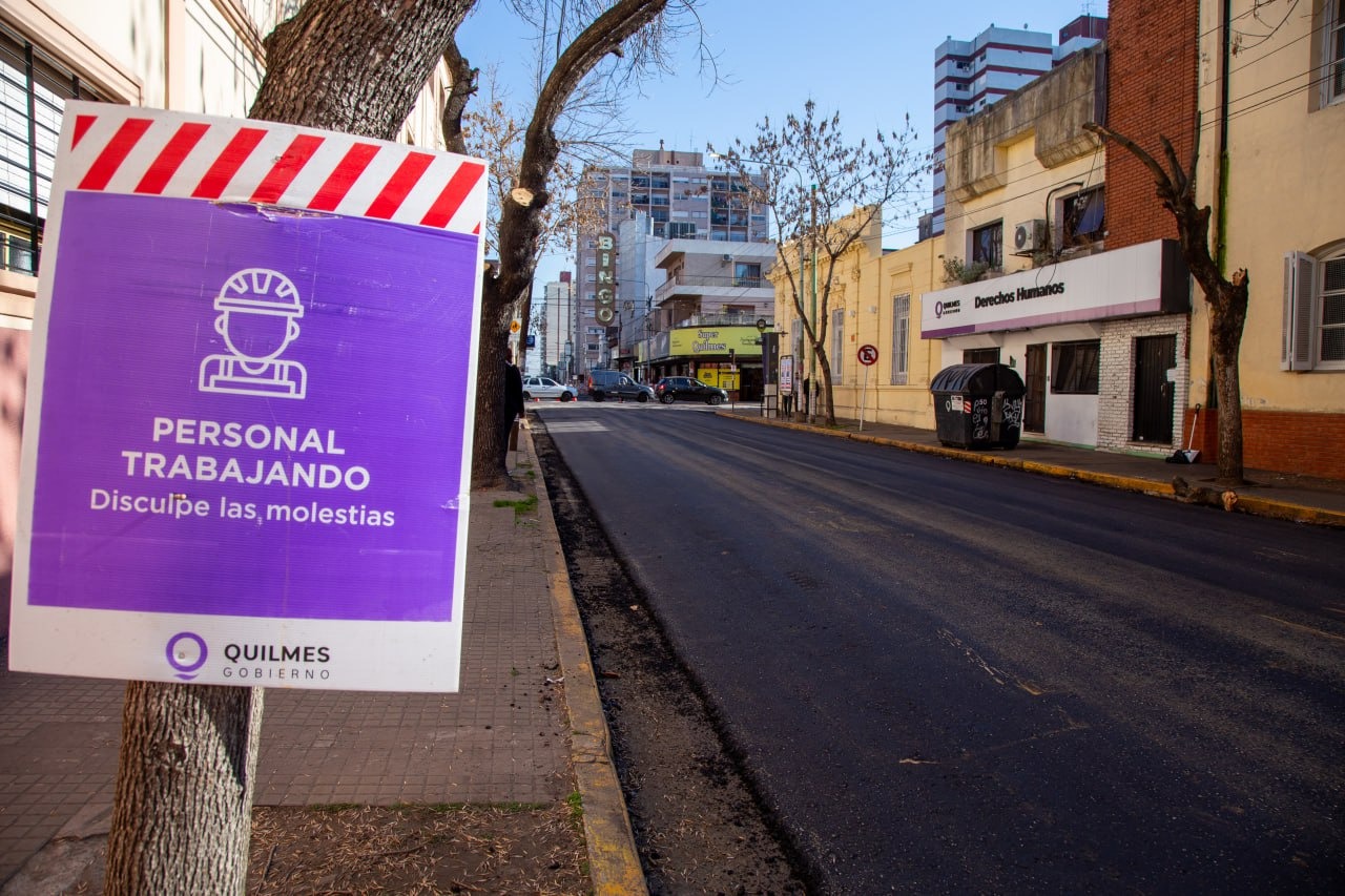 CONTINÚA A BUEN RITMO LA OBRA DE ASFALTOS EN EL CENTRO DE QUILMES
