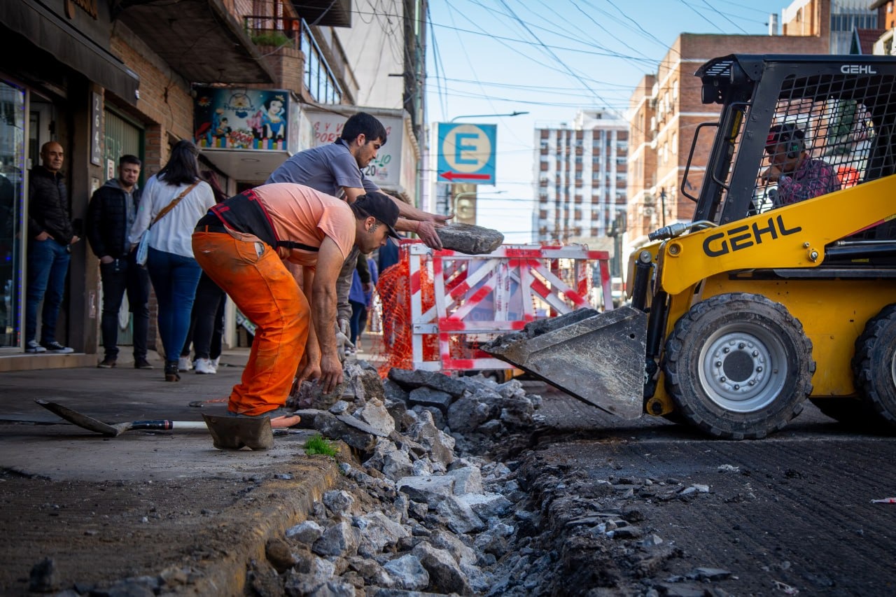 CONTINÚA A BUEN RITMO LA OBRA DE ASFALTOS EN EL CENTRO DE QUILMES