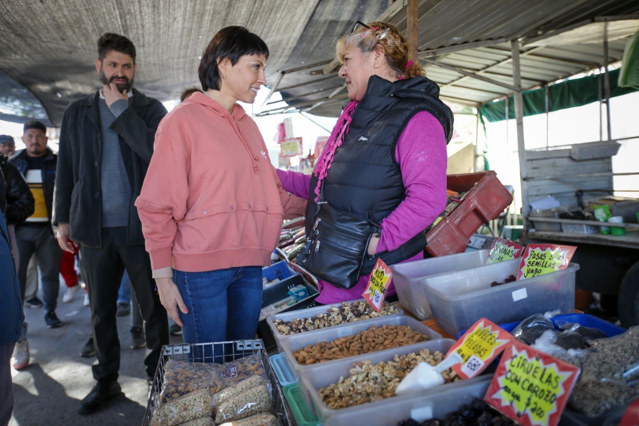 MAYRA RECORRIÓ EL BARRIO LA PAZ Y DIALOGÓ CON VECINOS Y COMERCIANTES