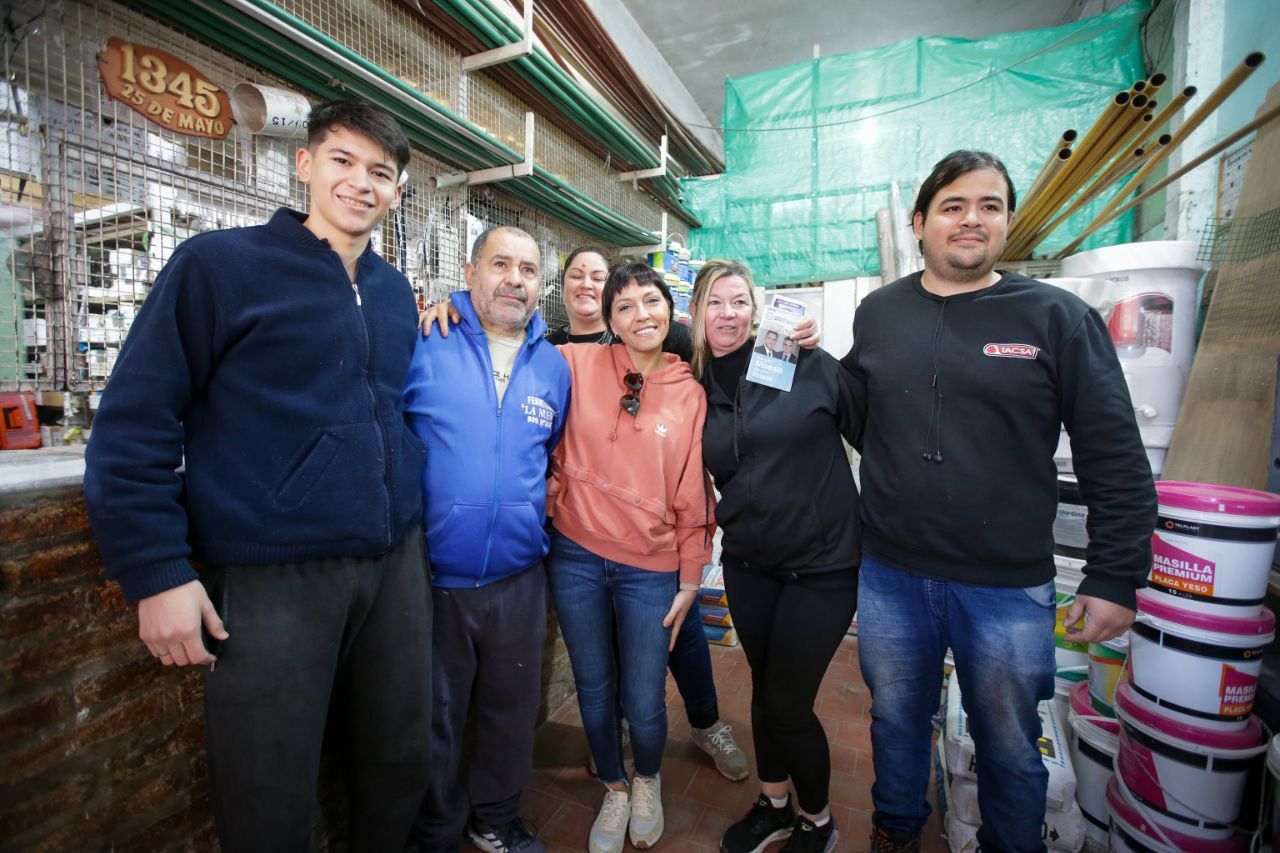 MAYRA RECORRIÓ EL BARRIO LA PAZ Y DIALOGÓ CON VECINOS Y COMERCIANTES