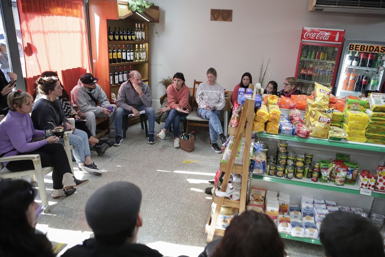 MAYRA SE REUNIÓ CON COMERCIANTES Y DIALOGÓ CON VECINOS DE QUILMES OESTE