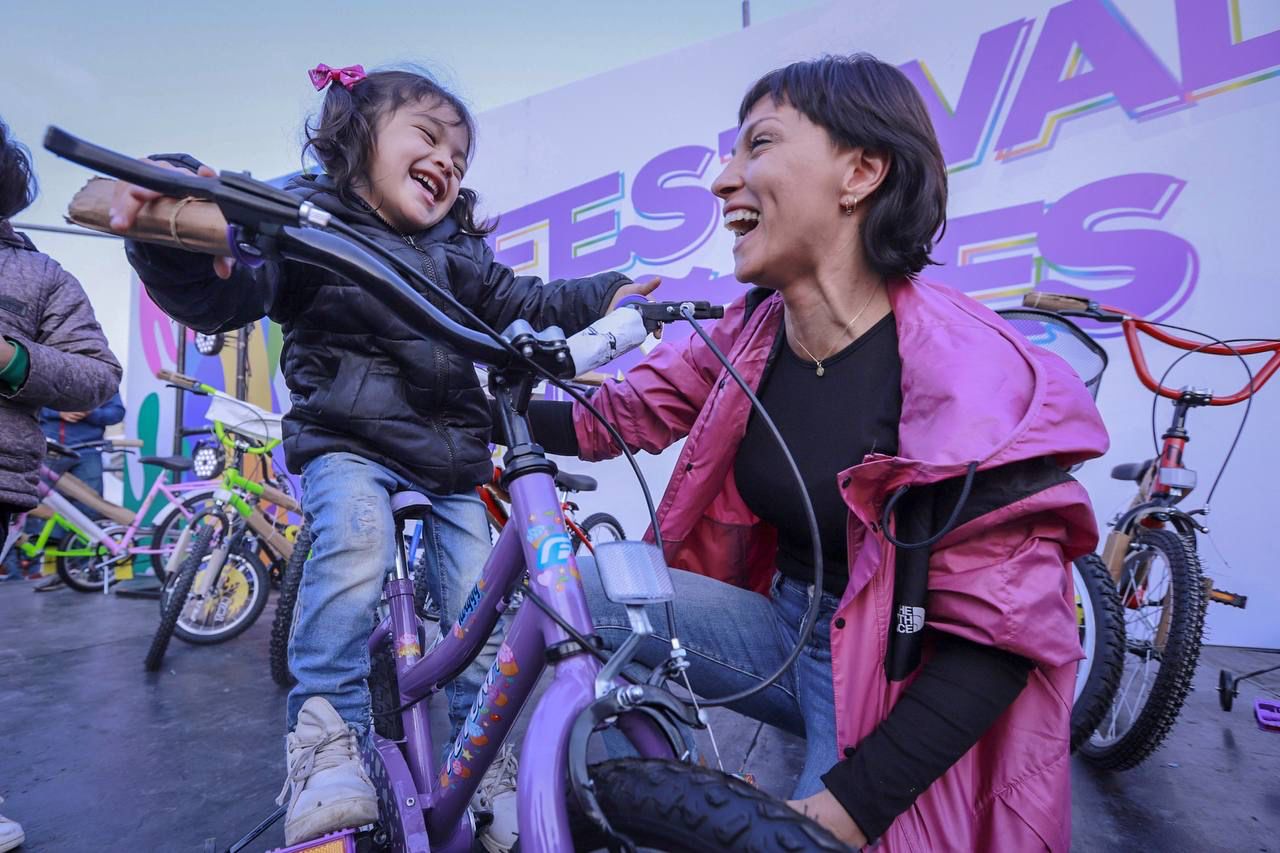 MAYRA CELEBRÓ EL DÍA DE LAS NIÑECES JUNTO A MILES DE FAMILIAS