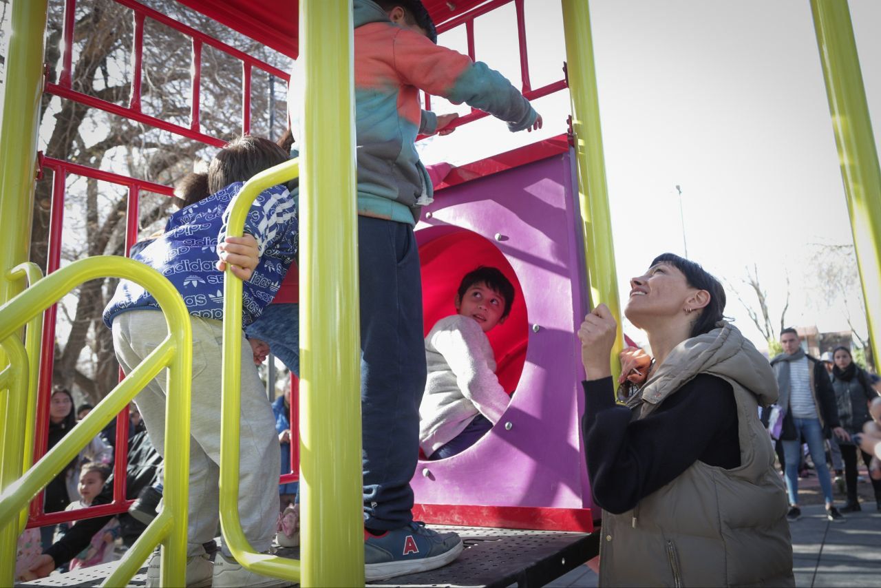 MAYRA VISITÓ LA  NUEVA PLAZA ISLAS MALVINAS Y DISFRUTÓ DEL EVENTO MUSICAL