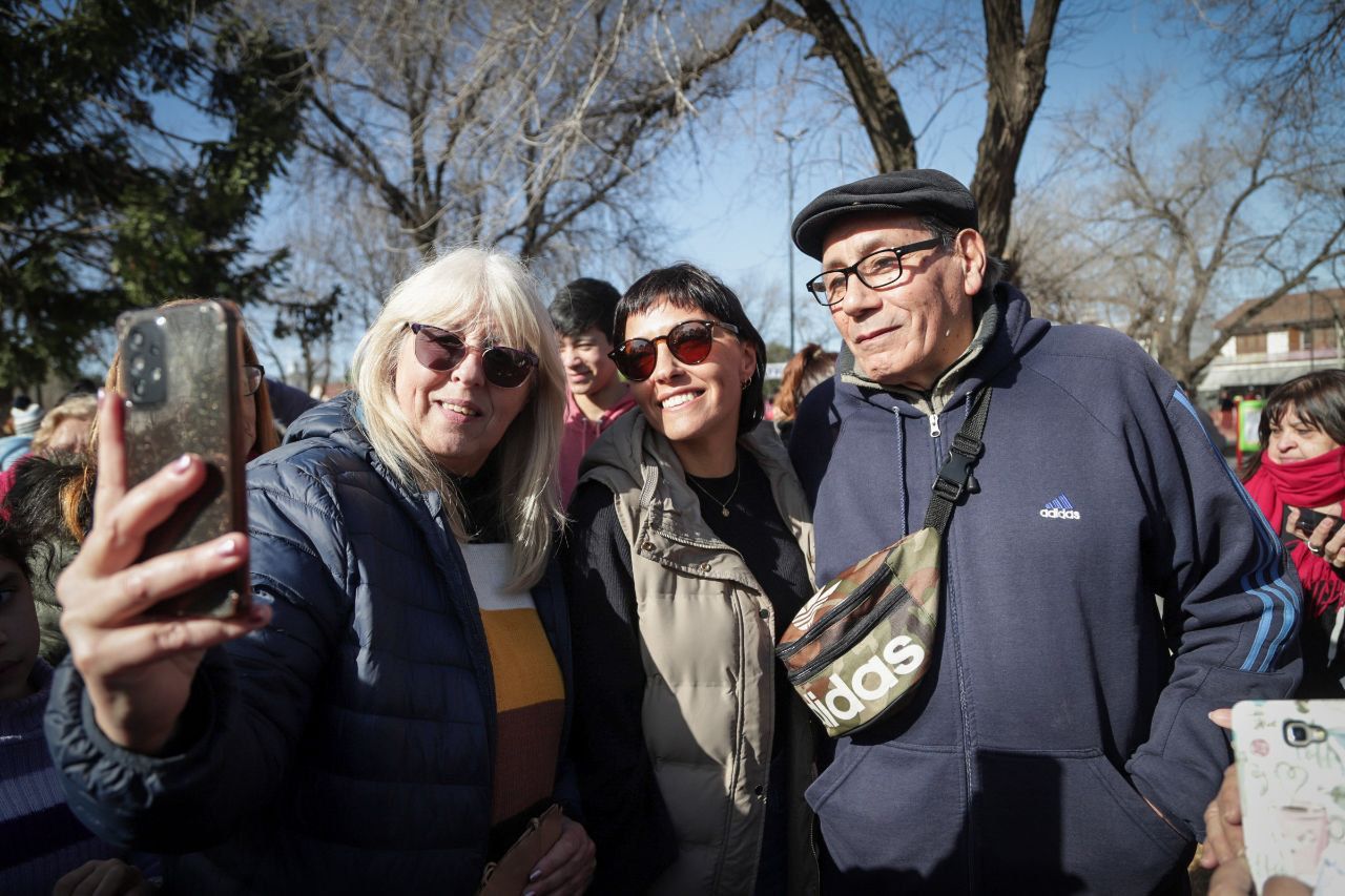MAYRA VISITÓ LA  NUEVA PLAZA ISLAS MALVINAS Y DISFRUTÓ DEL EVENTO MUSICAL