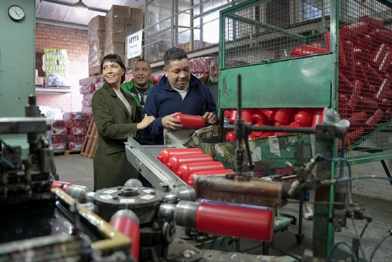    MAYRA VISITÓ LA EMPRESA SEYTA SA IMPRESORES EN QUILMES OESTE