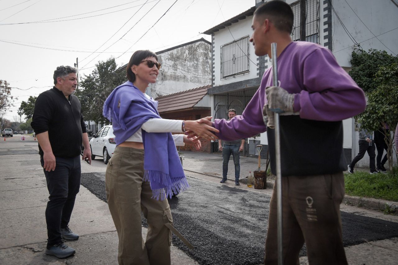  MAYRA SUPERVISÓ TRABAJOS DE BACHEO EN BERNAL OESTE Y DIALOGÓ CON VECINOS 
