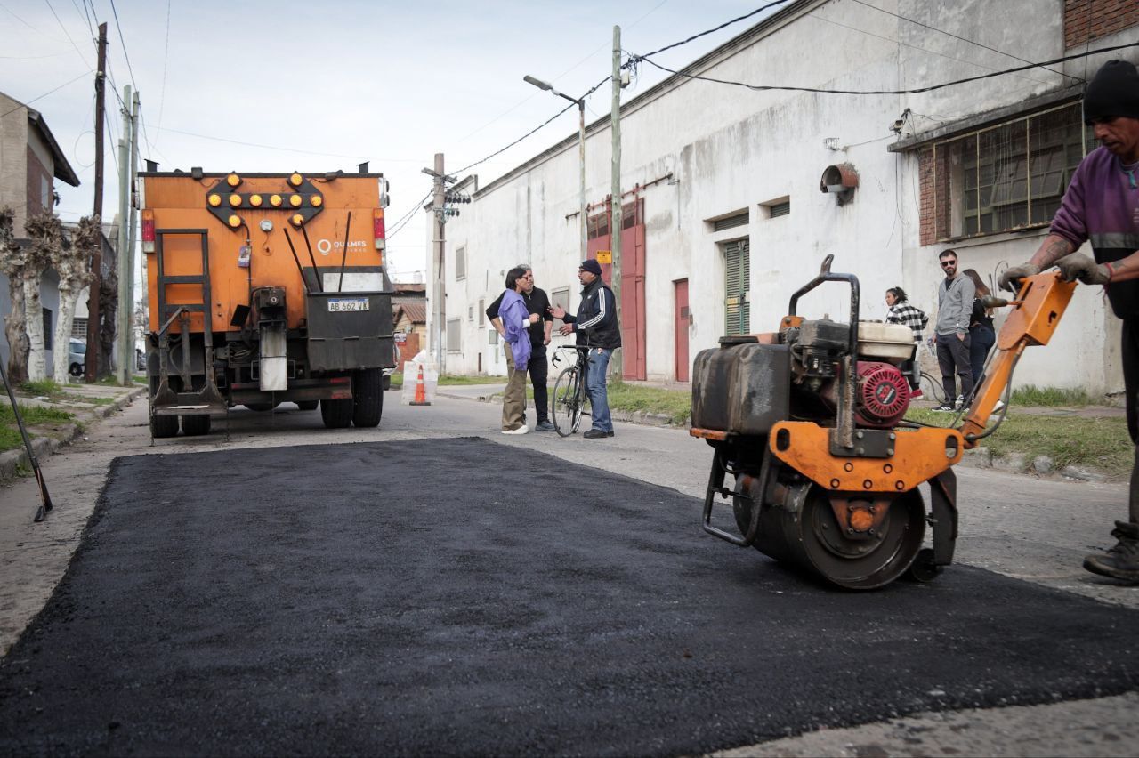  MAYRA SUPERVISÓ TRABAJOS DE BACHEO EN BERNAL OESTE Y DIALOGÓ CON VECINOS 