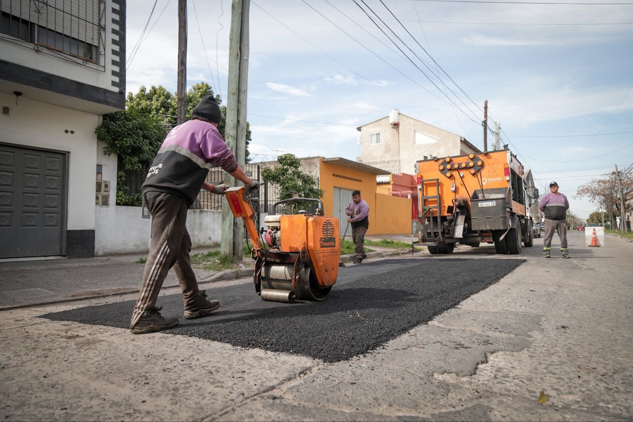  MAYRA SUPERVISÓ TRABAJOS DE BACHEO EN BERNAL OESTE Y DIALOGÓ CON VECINOS 