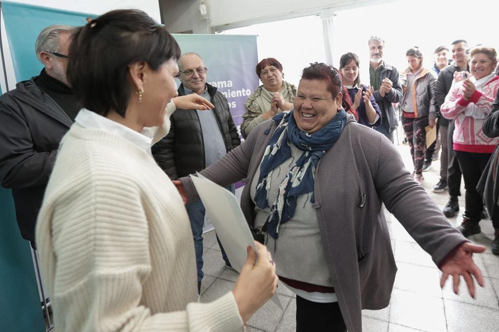 MAYRA LLEVÓ ADELANTE LA ENTREGA DE ADJUDICACIÓN DE 75 LOTES A VECINOS 