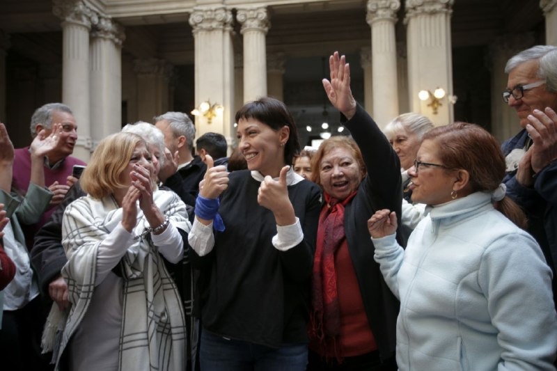    MAYRA CON MÁS DE 50 PERSONAS MAYORES EN UN TALLER DE INCLUSIÓN DIGITAL