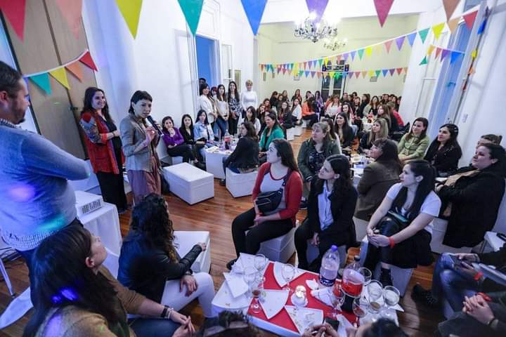 MAYRA CON DOCENTES DE LOS CENTROS SOCIOEDUCATIVOS Y COMUNITARIOS Y JARDINES