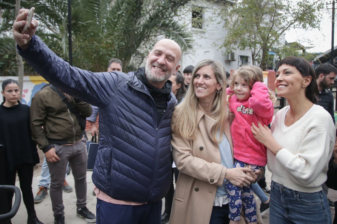 MAYRA  JUNTO A VECINOS EN OTRO ESPACIO DEL DISTRITO REMODELADO A NUEVO