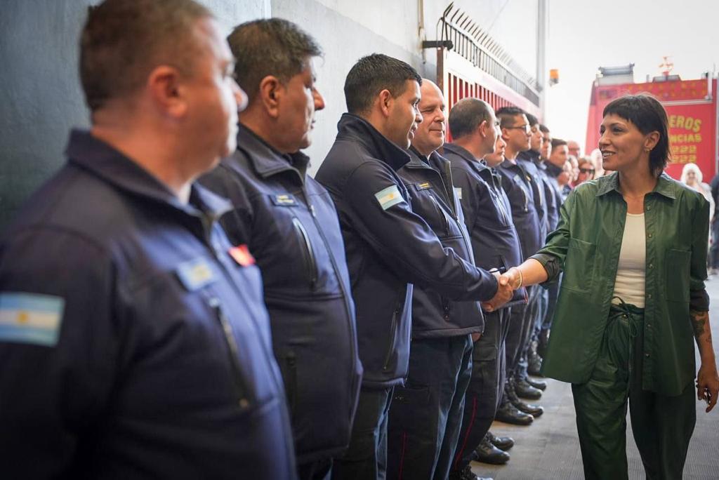 MAYRA LES ENTREGÓ UN SUBSIDIO A LOS BOMBEROS VOLUNTARIOS DE BERNAL   