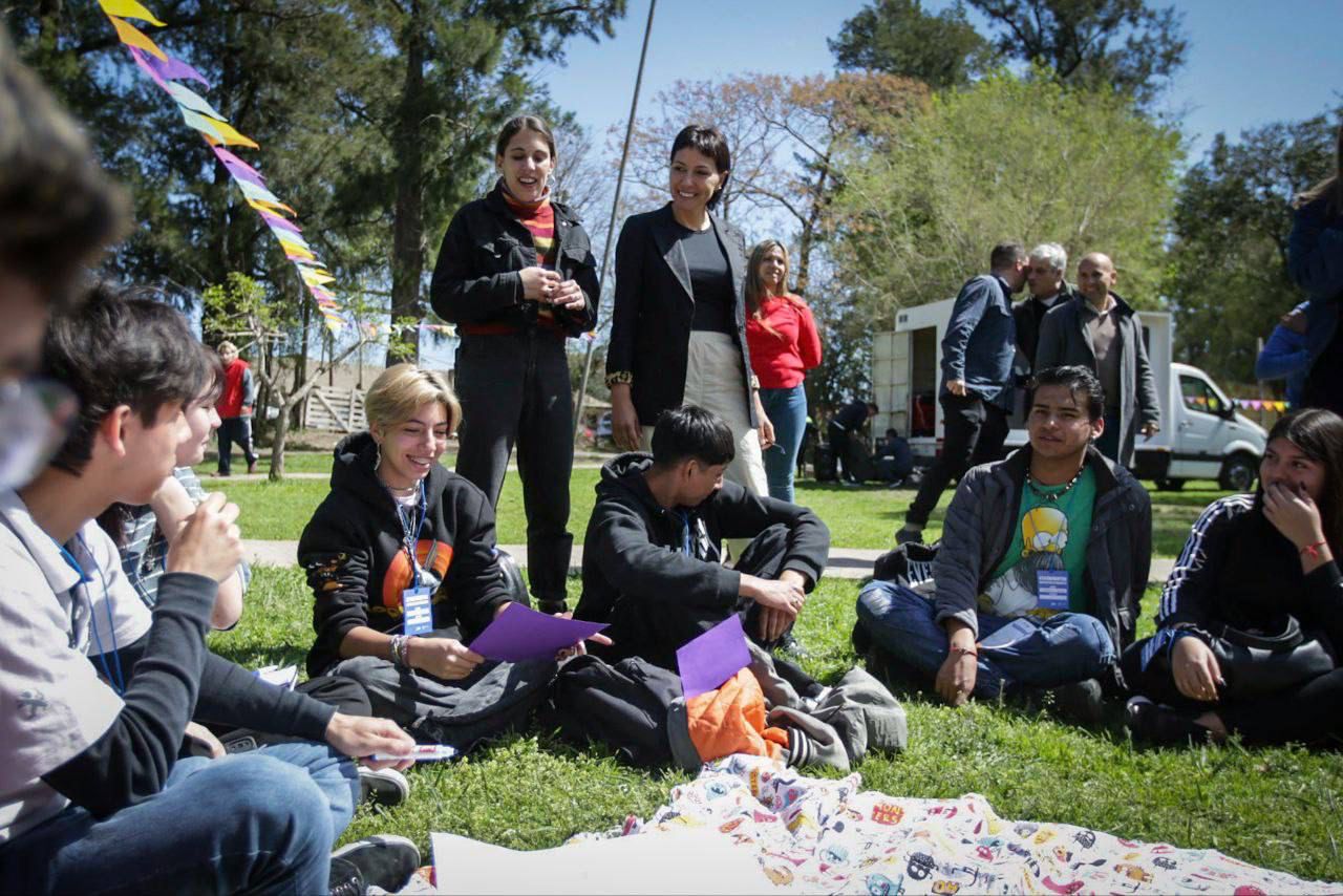 MAYRA CON JÓVENES DE MÁS DE 90 ESCUELAS EN EL ENCUENTRO DISTRITAL