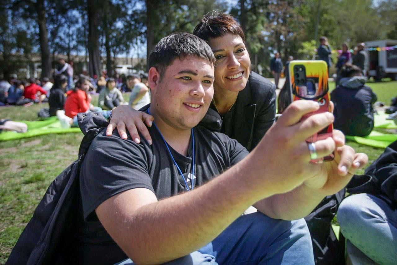 MAYRA CON JÓVENES DE MÁS DE 90 ESCUELAS EN EL ENCUENTRO DISTRITAL