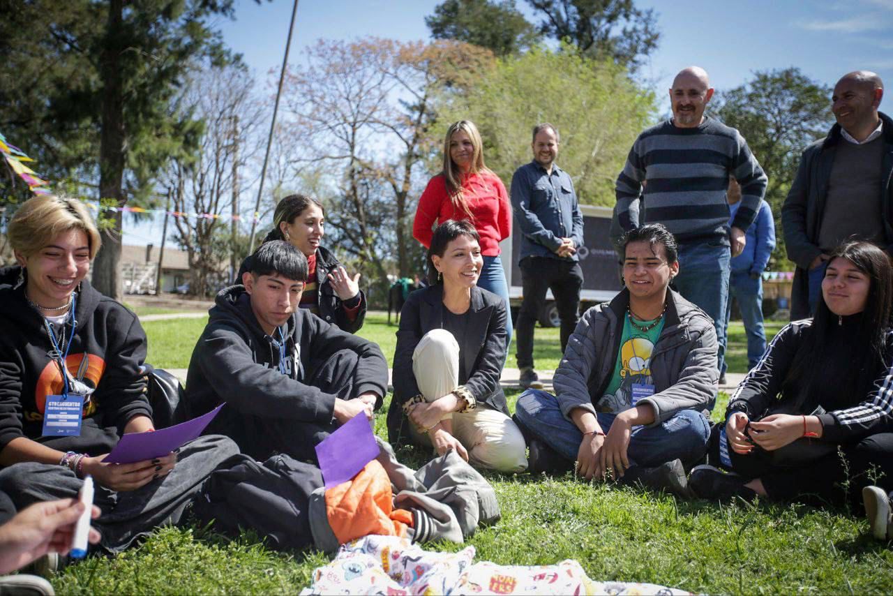 MAYRA CON JÓVENES DE MÁS DE 90 ESCUELAS EN EL ENCUENTRO DISTRITAL