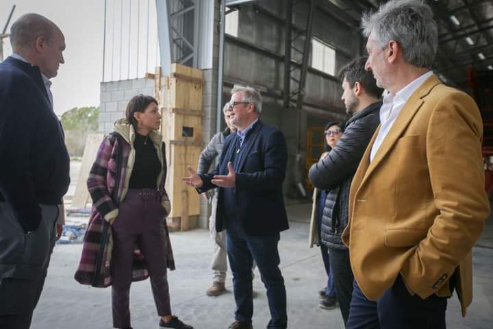 MAYRA EN LA OBRA DEL ECOPARQUE JUNTO A AUTORIDADES DE NACIÓN Y DEL BID