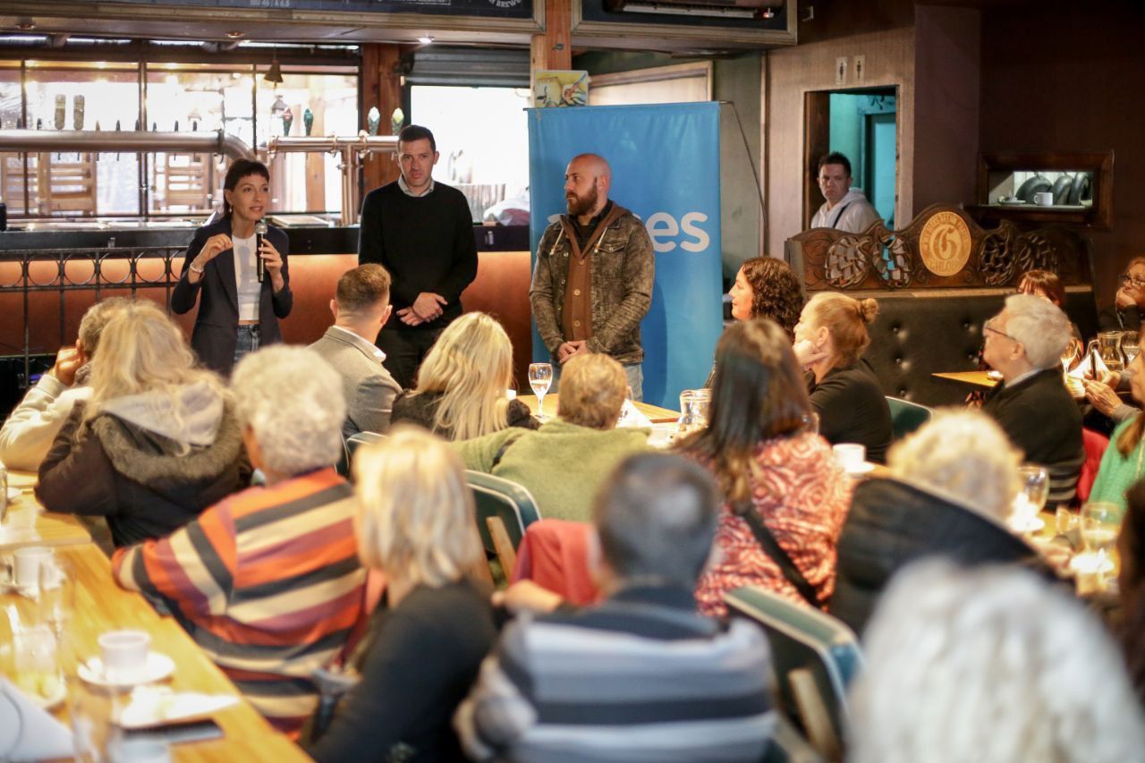 MAYRA DESAYUNÓ JUNTO AL TITULAR DE LA UDAI ANSES QUILMES Y JUBILADOS   