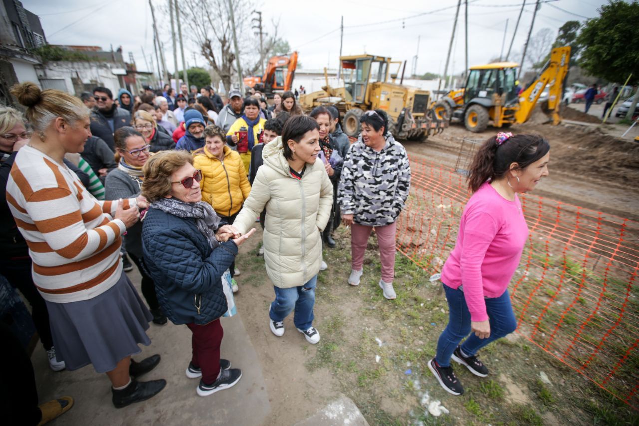 MAYRA VISITÓ EL CLUB ZAPIOLA Y RECORRIÓ  PAVIMENTOS EN SAN VALENTÍN 