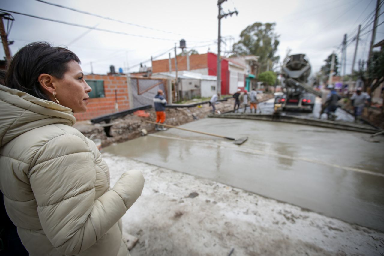 MAYRA VISITÓ EL CLUB ZAPIOLA Y RECORRIÓ  PAVIMENTOS EN SAN VALENTÍN 