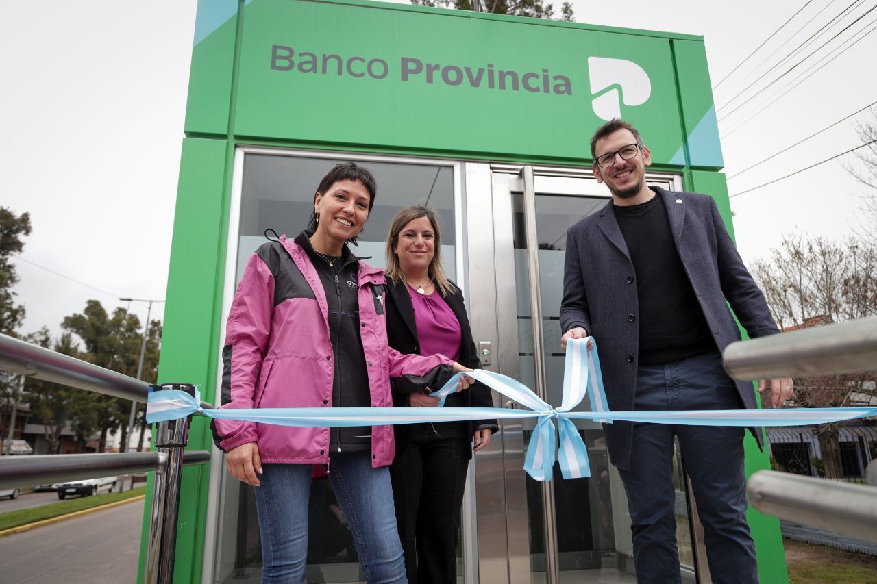 MAYRA Y CUATTROMO INAUGURARON CAJEROS AUTOMÁTICOS DEL BANCO PROVINCIA 
