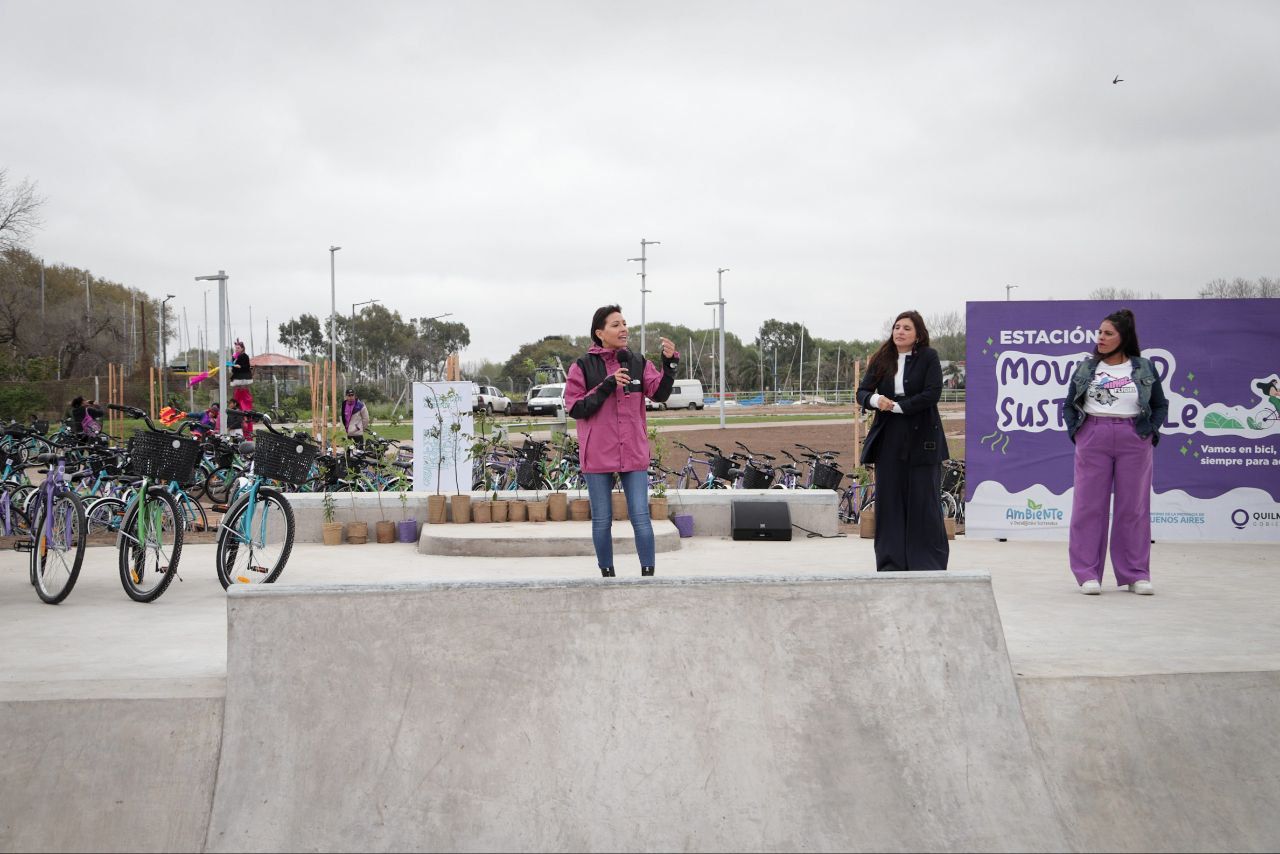 MAYRA Y DANIELA VILAR EN LA ENTREGA DE 400 BICICLETAS A ESTUDIANTES 