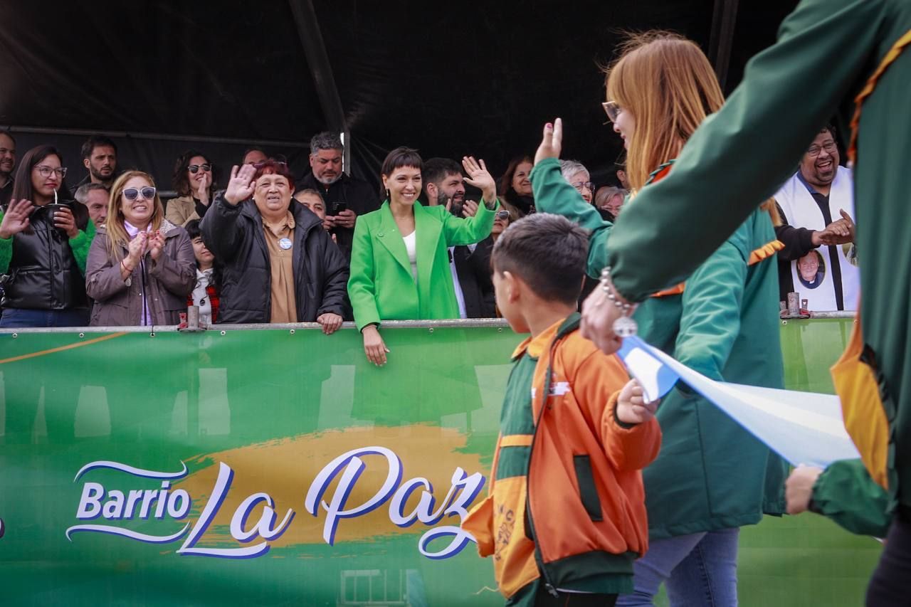 MAYRA ENCABEZÓ EL DESFILE CÍVICO Y TRADICIONALISTA JUNTO A MILES DE VECINOS