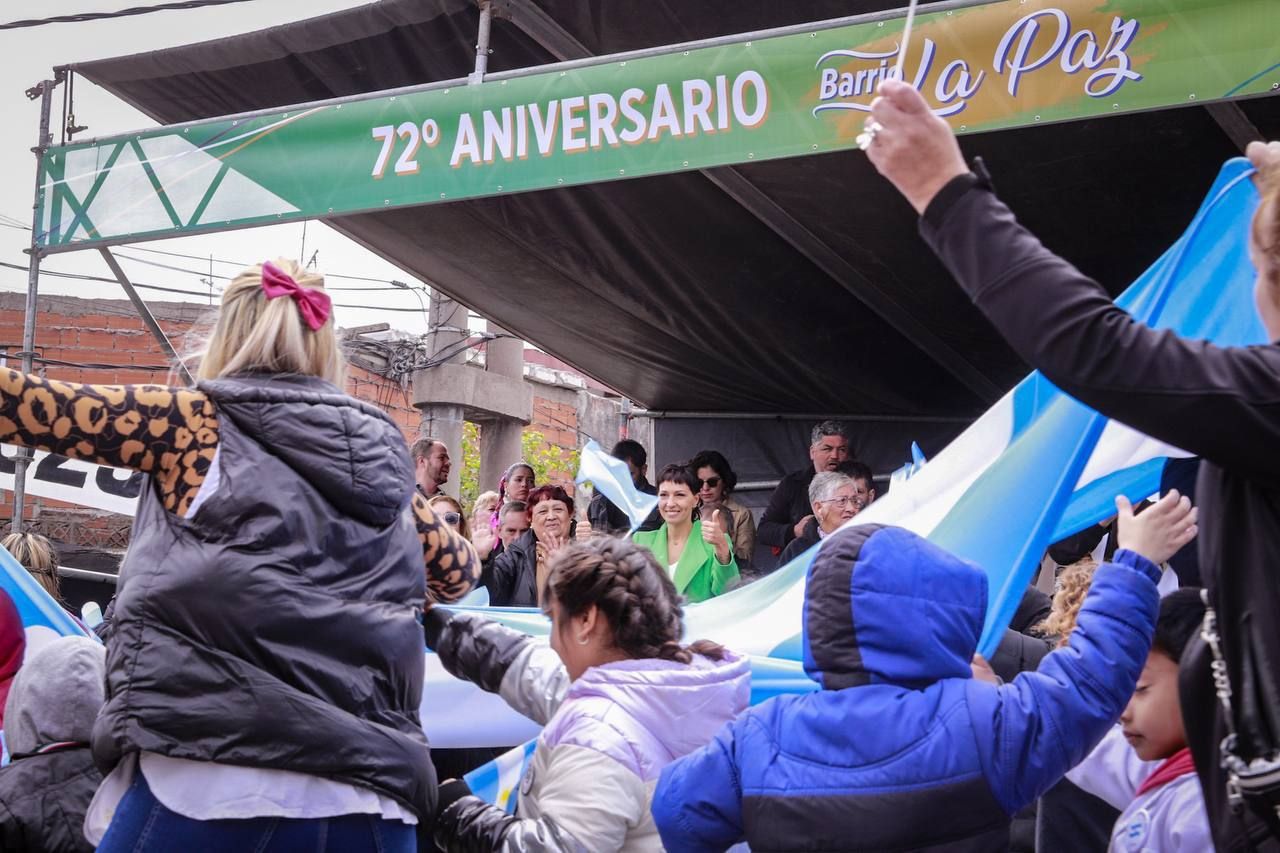 MAYRA ENCABEZÓ EL DESFILE CÍVICO Y TRADICIONALISTA JUNTO A MILES DE VECINOS