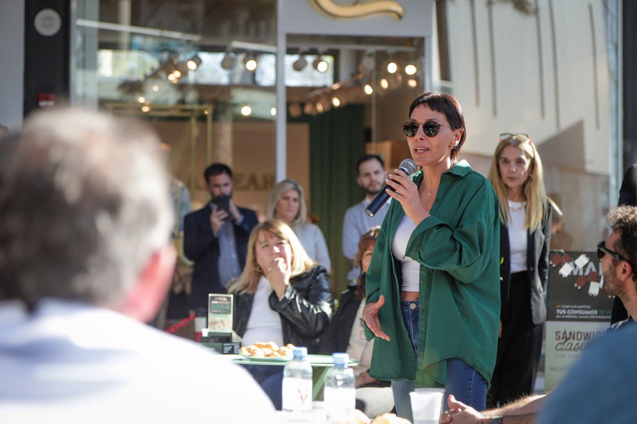 MAYRA CON COMERCIANTES DEL NUEVO QUILMES PLAZA EN SU PRIMER ANIVERSARIO