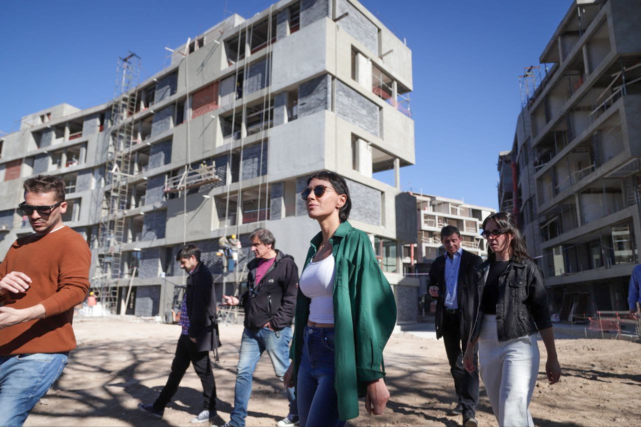 MAYRA CON COMERCIANTES DEL NUEVO QUILMES PLAZA EN SU PRIMER ANIVERSARIO