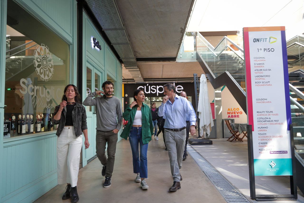 MAYRA CON COMERCIANTES DEL NUEVO QUILMES PLAZA EN SU PRIMER ANIVERSARIO