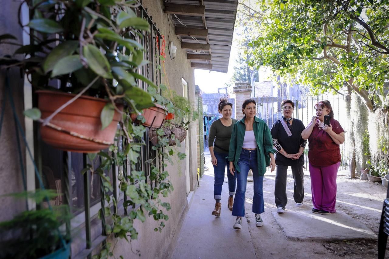 MAYRA CHARLÓ CON PERSONAS MAYORES DE BERNAL OESTE 