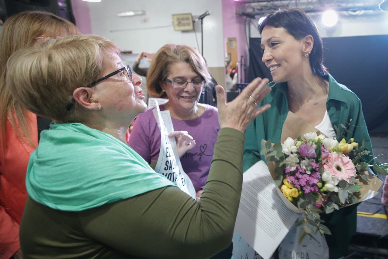 MAYRA CHARLÓ CON PERSONAS MAYORES DE BERNAL OESTE 