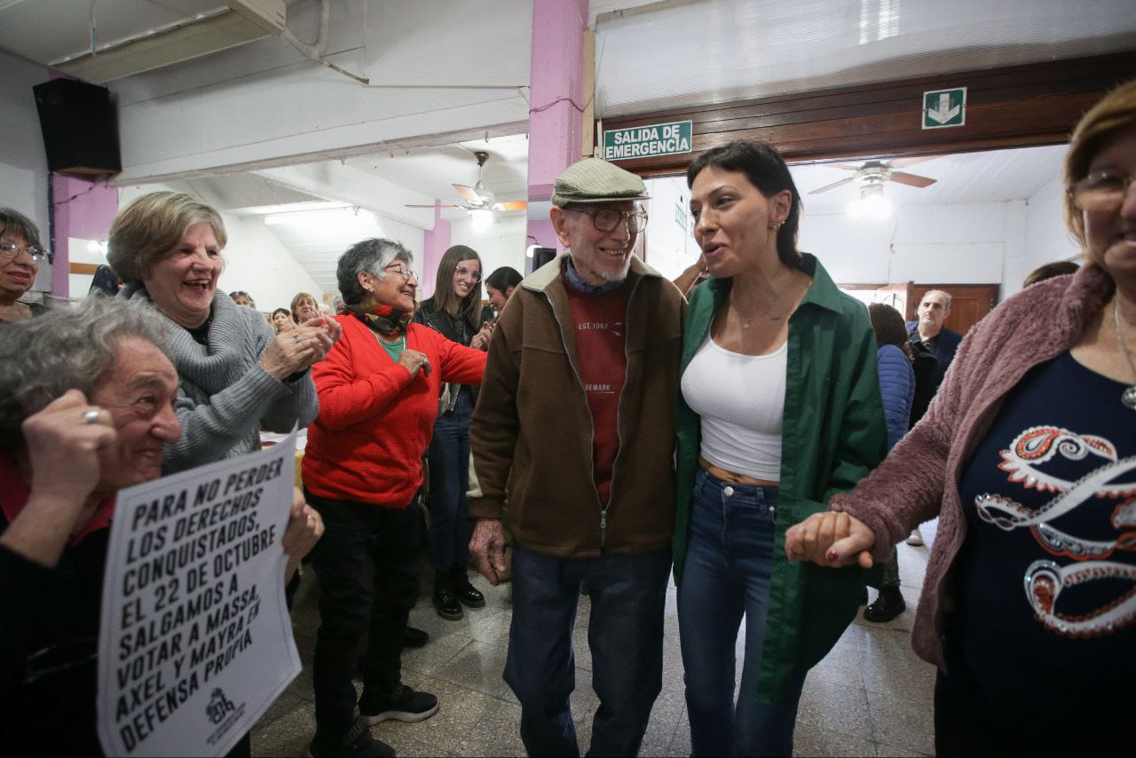 MAYRA CHARLÓ CON PERSONAS MAYORES DE BERNAL OESTE 
