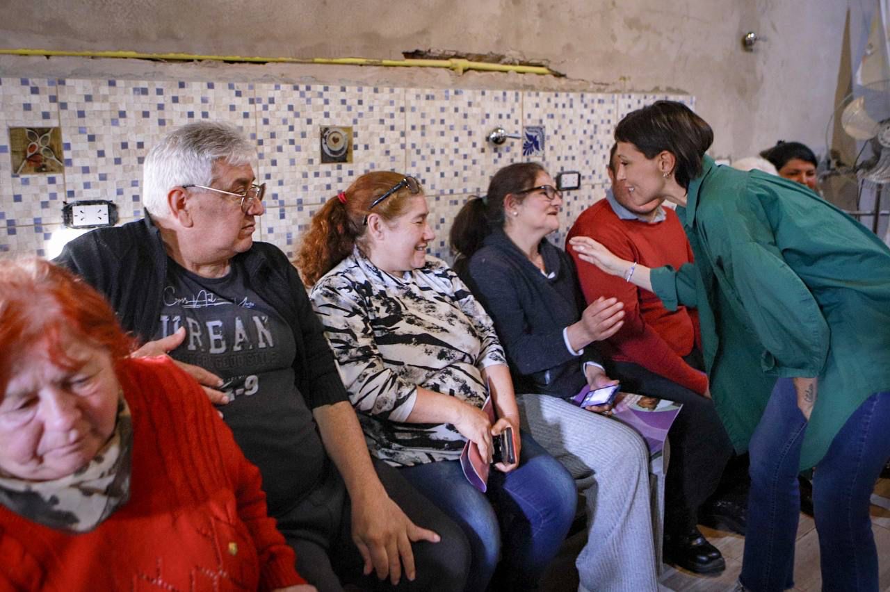 MAYRA CHARLÓ CON PERSONAS MAYORES DE BERNAL OESTE 