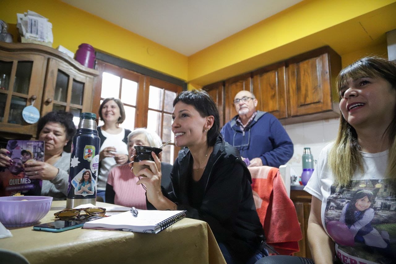 MAYRA SE REUNIÓ CON VECINOS Y VECINAS DE VILLA ALCIRA EN BERNAL ESTE