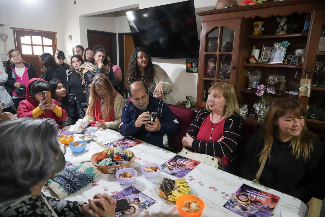 MAYRA SE REUNIÓ CON VECINOS Y VECINAS DE VILLA ALCIRA EN BERNAL ESTE