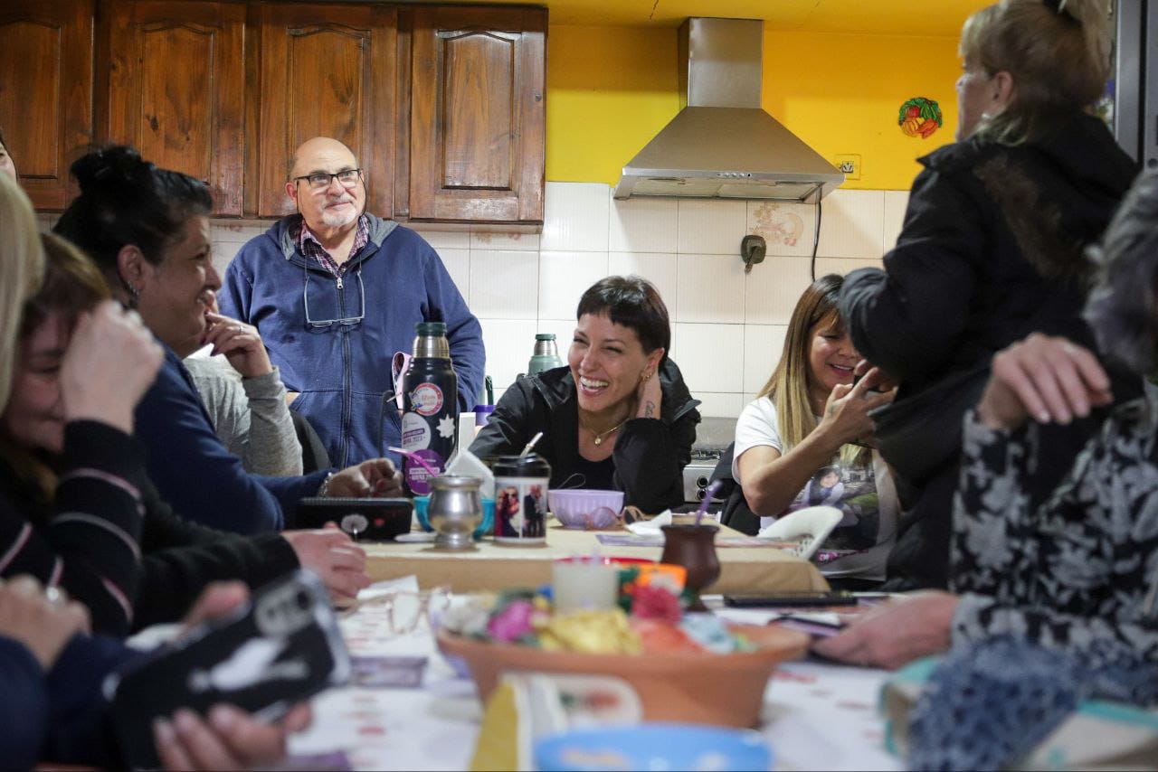 MAYRA SE REUNIÓ CON VECINOS Y VECINAS DE VILLA ALCIRA EN BERNAL ESTE