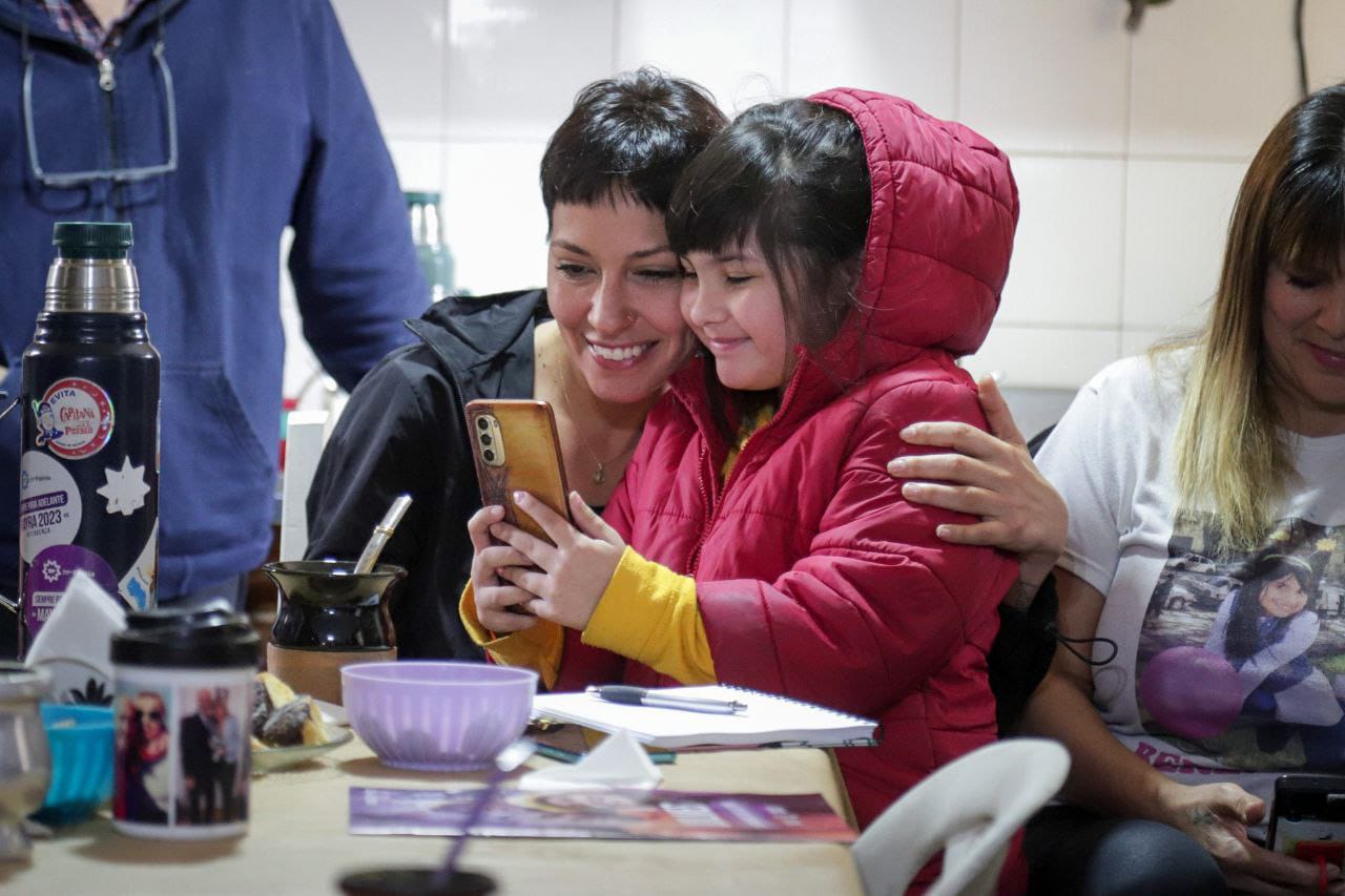 MAYRA SE REUNIÓ CON VECINOS Y VECINAS DE VILLA ALCIRA EN BERNAL ESTE